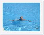 2002:04:20 15:49:59 - Marcel dans la piscine de l'h�tel.