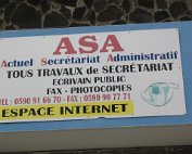 Un écrivain public Il y en a à plusieurs endroits en Guadeloupe.