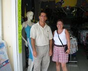 Jean-Marie Ezelis propriétaire de la boutique Nécessité Totale Il m'a offert ma calotte de Marie-Galante gratuitement.